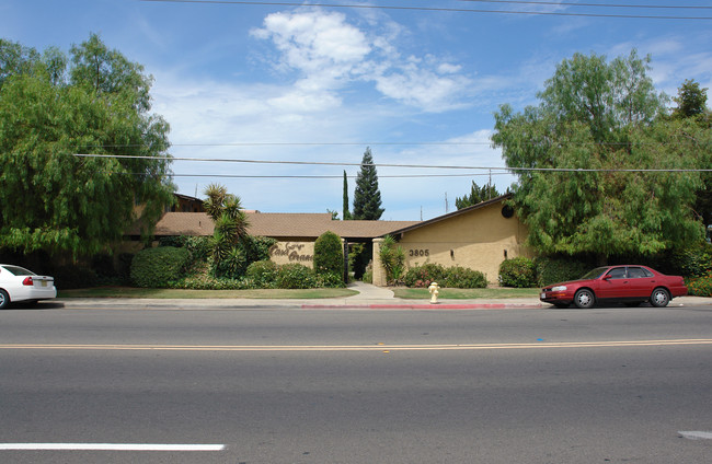 Gong's Casa Grand Apartments in Selma, CA - Building Photo - Building Photo