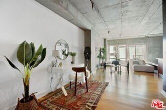 645 W 9th St in Los Angeles, CA - Building Photo - Building Photo