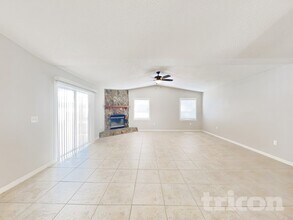 7029 Symmes Rd in Gibsonton, FL - Foto de edificio - Building Photo