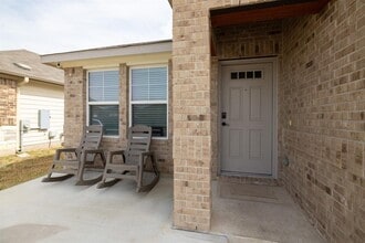 202 Low Bramble Dr in Hutto, TX - Building Photo - Building Photo