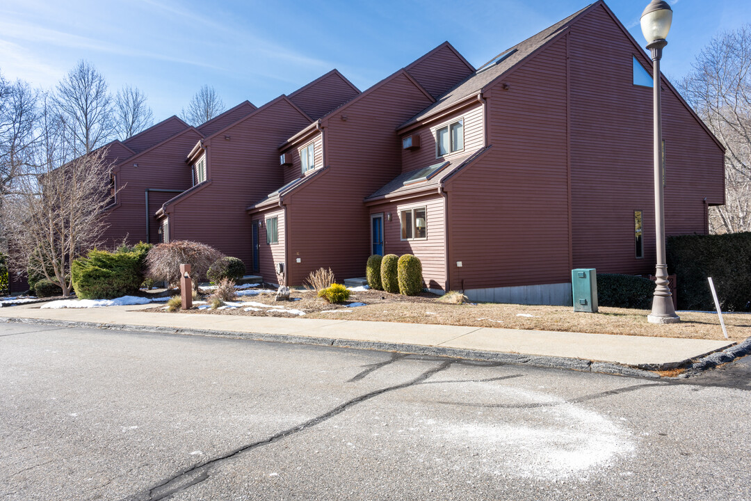 Pondcliff in Niantic, CT - Building Photo