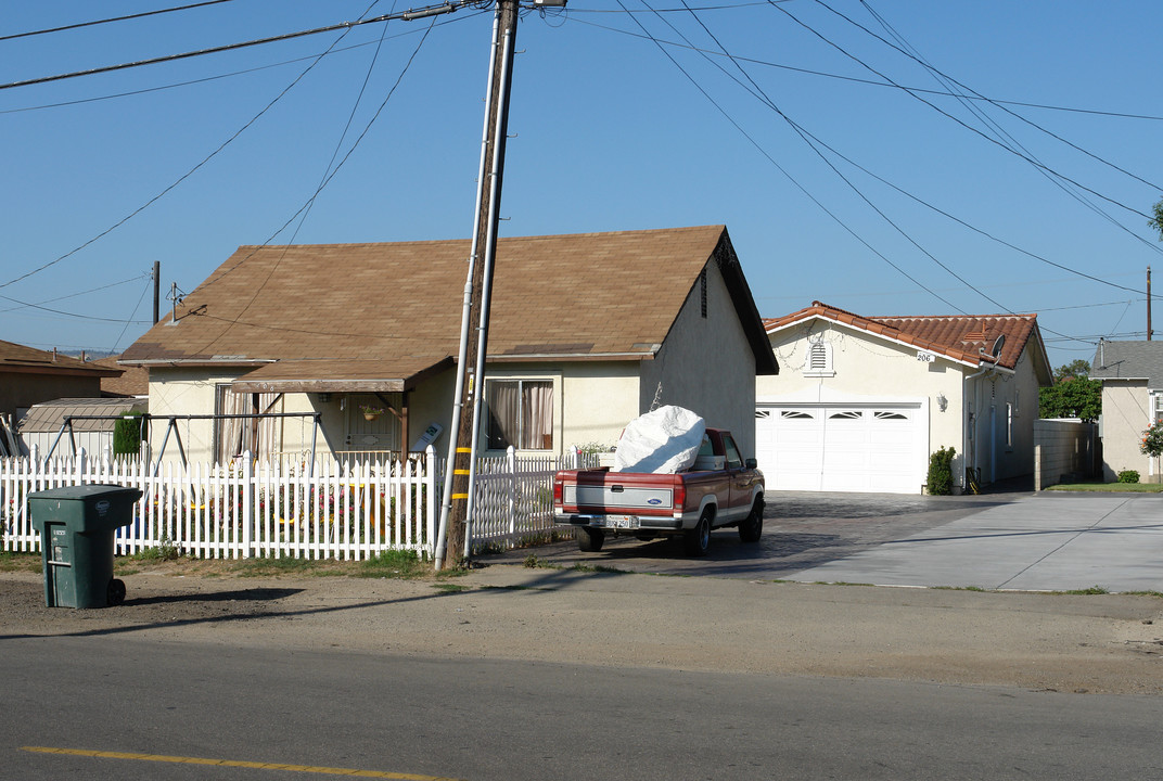 208 Peck Rd in Santa Paula, CA - Building Photo