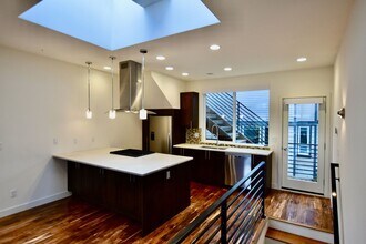 96 E Newton St in Seattle, WA - Building Photo - Building Photo