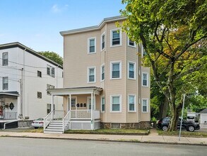 115 Sagamore Ave, Unit 1 in Chelsea, MA - Building Photo - Building Photo