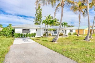 527 109th Ave N in Naples, FL - Building Photo