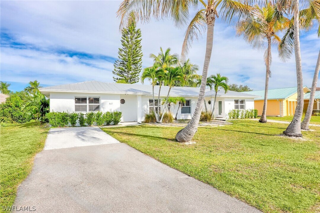 527 109th Ave N in Naples, FL - Building Photo