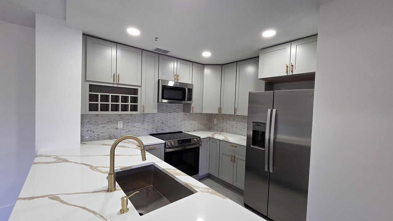 4002 Crockers Lake Blvd, Unit #123 in Sarasota, FL - Building Photo