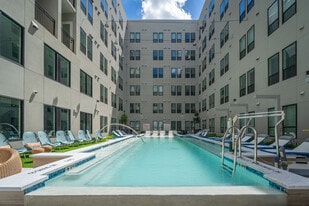 UNITI Montrose in Houston, TX - Building Photo