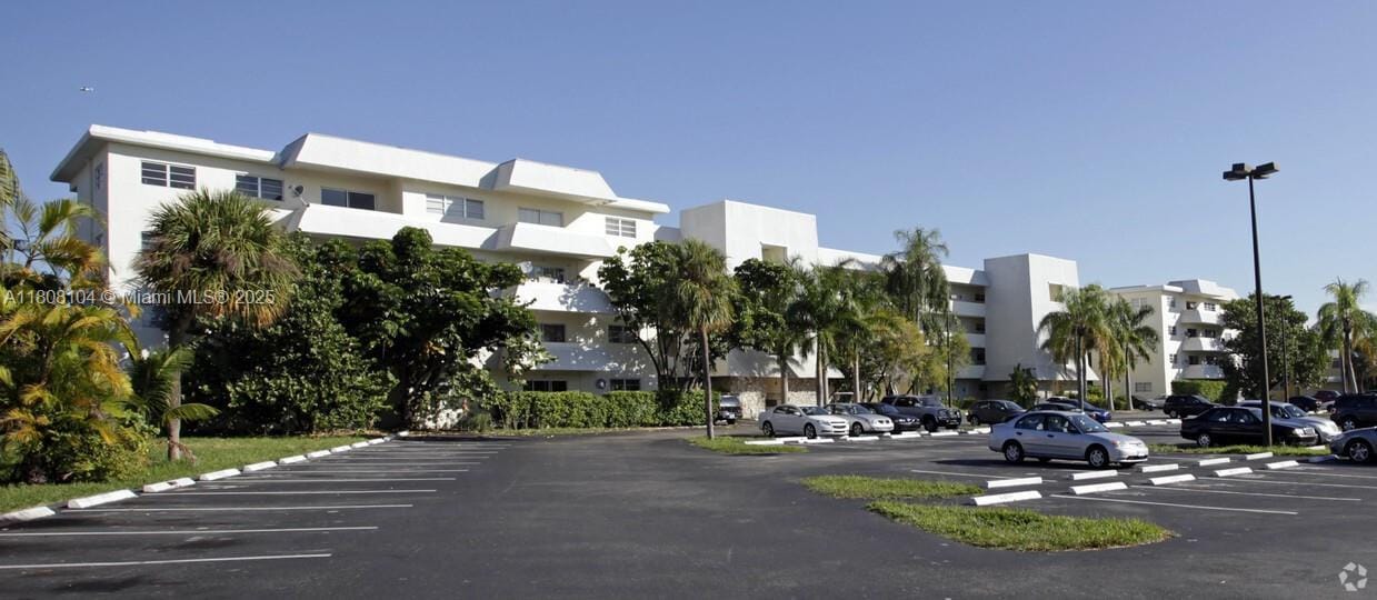 7410 SW 82nd St in Miami, FL - Foto de edificio