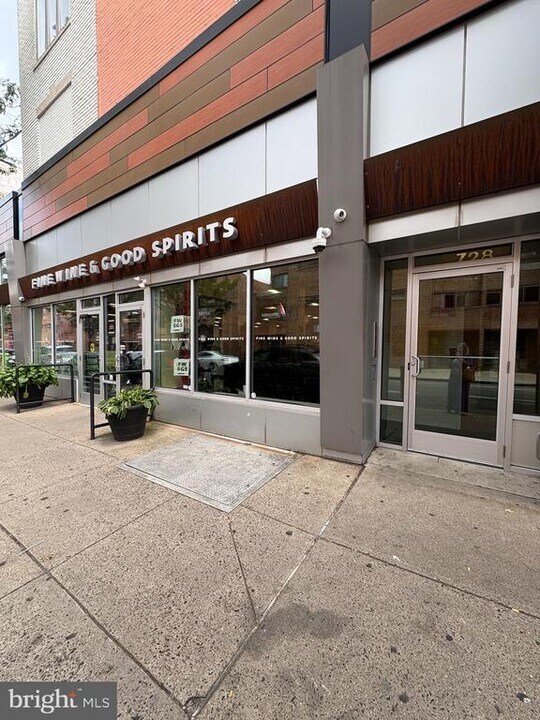 728 South St in Philadelphia, PA - Building Photo