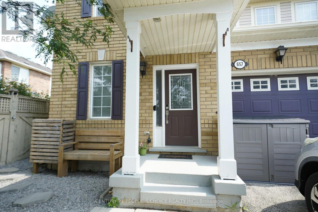 657 Thompson Rd S in Milton, ON - Building Photo