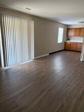 Charleston Square Apartments in Columbus, IN - Foto de edificio - Building Photo