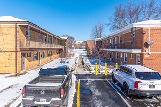 Douglas Avenue Apartments in Naperville, IL - Building Photo - Building Photo
