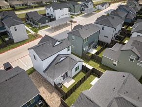 YardHomes Trailside in Pflugerville, TX - Foto de edificio - Building Photo