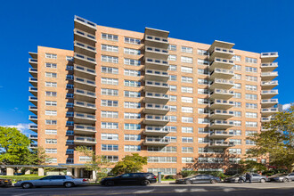 7031 108th St in Forest Hills, NY - Foto de edificio - Building Photo