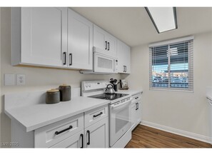 5160 Indian River Dr, Unit 329 in Las Vegas, NV - Foto de edificio - Building Photo