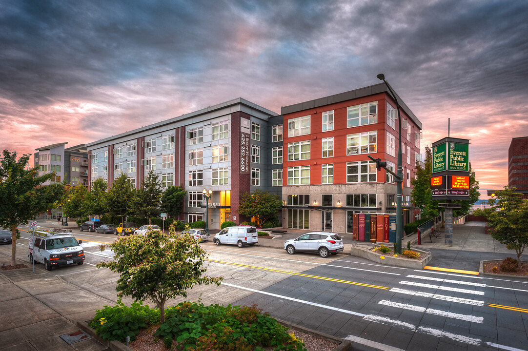 Library Place in Everett, WA - Foto de edificio