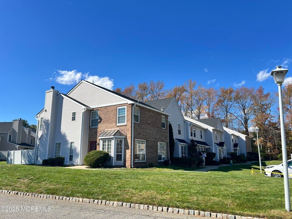 284 Fairfield Pl in Morganville, NJ - Foto de edificio