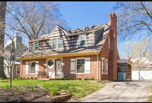 724 W Gregory Blvd in Kansas City, MO - Building Photo