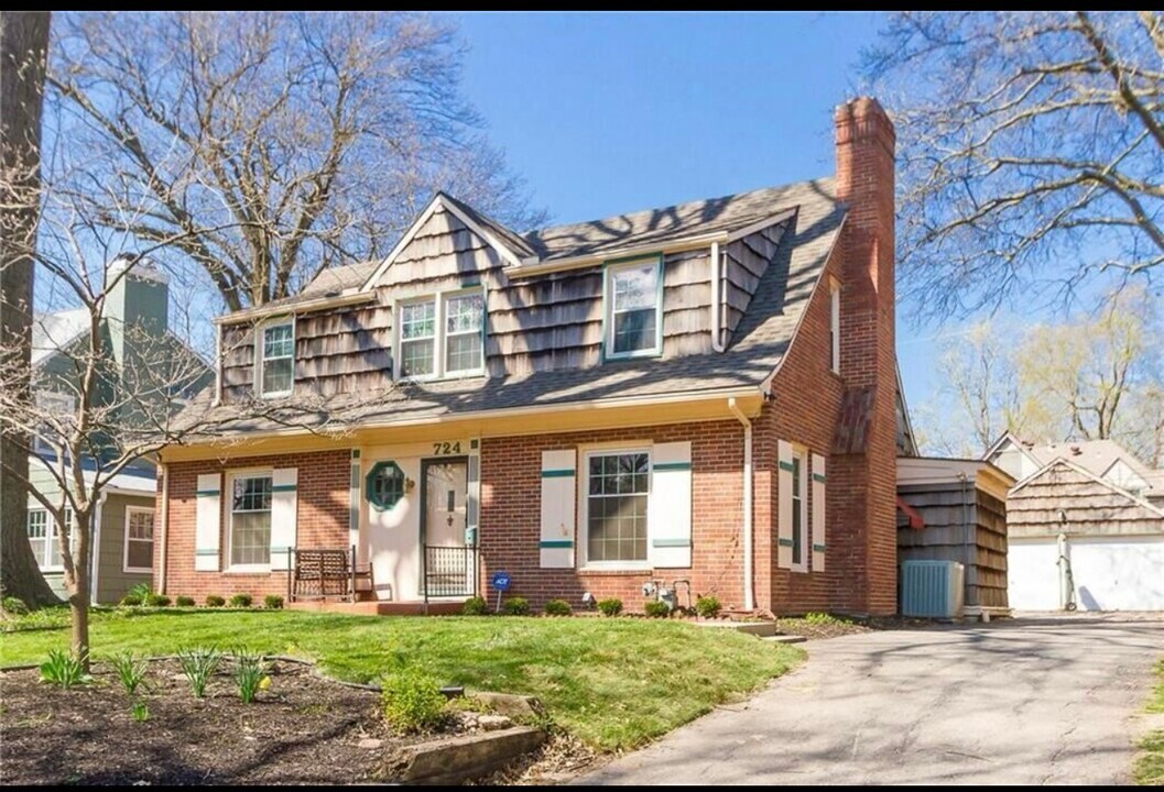 724 W Gregory Blvd in Kansas City, MO - Foto de edificio