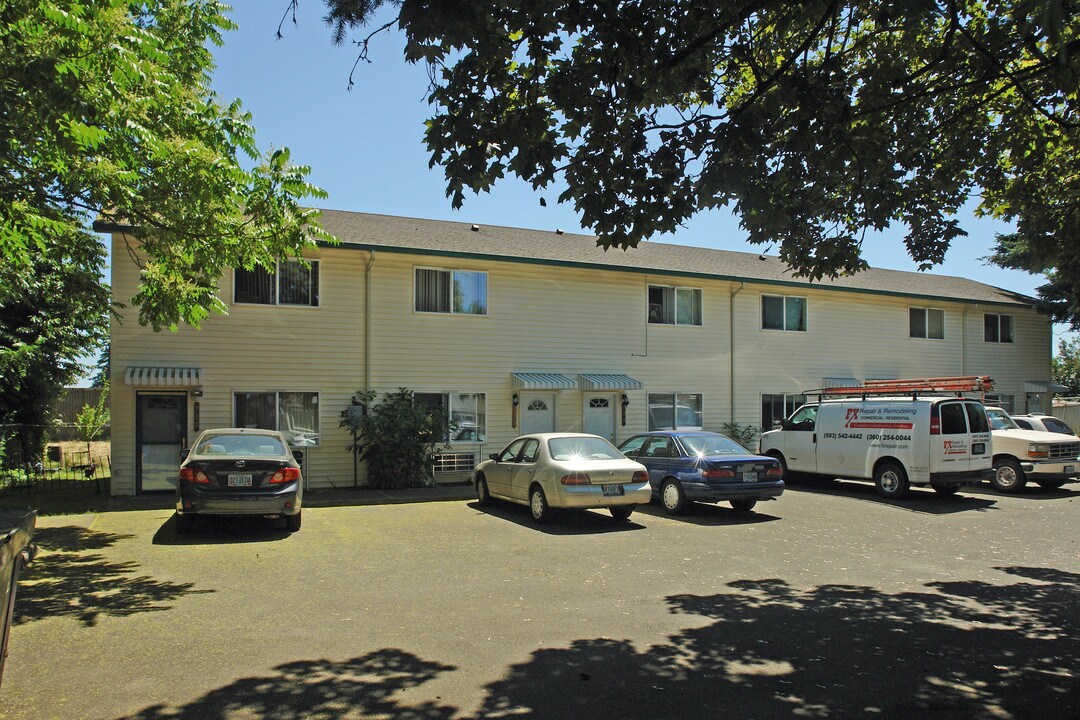 Pinewood Apartments in Portland, OR - Building Photo