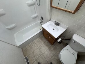 2425 S Cedar St in Sioux City, IA - Building Photo - Building Photo