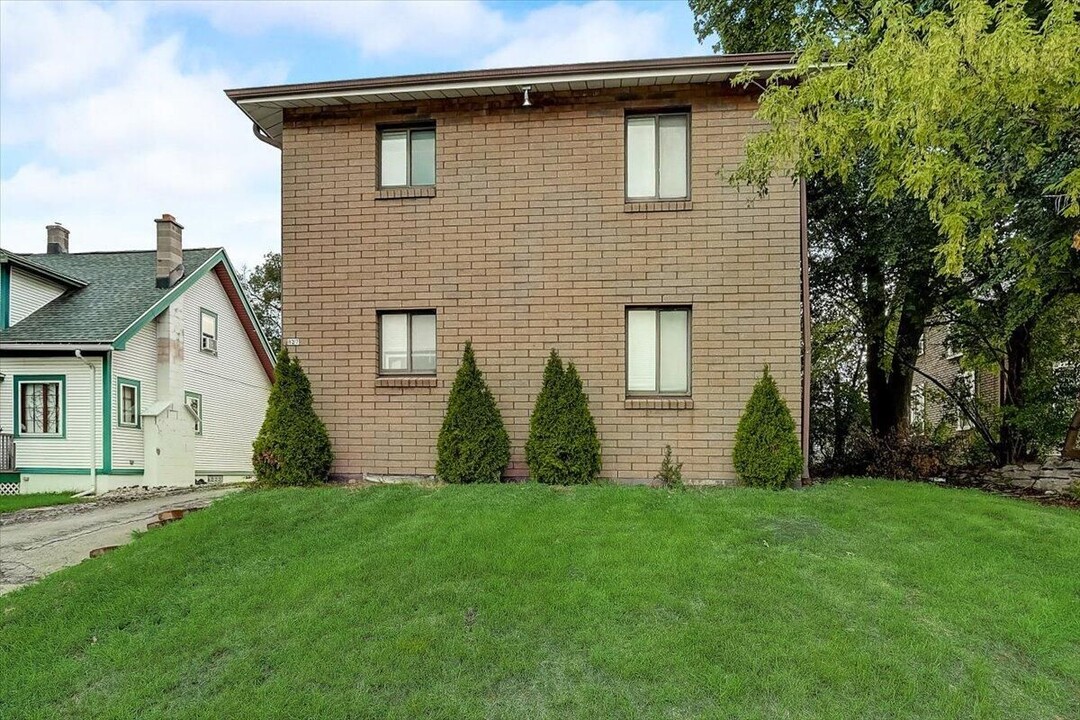 827 S 84th St, Unit 3 in West Allis, WI - Foto de edificio