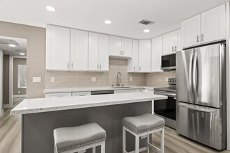 414 Bradshaw E Ln in Palm Springs, CA - Building Photo - Building Photo
