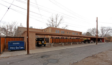 1405 San Carlos Dr SW in Albuquerque, NM - Building Photo - Building Photo