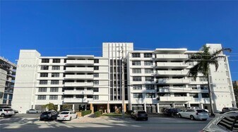 10101 E Bay Harbor Dr in Bay Harbor Islands, FL - Building Photo