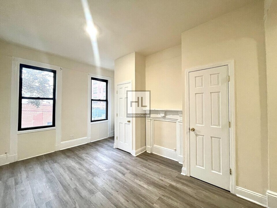 51-28-51-35 35th St in Queens, NY - Building Photo