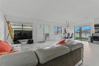6825 NW 169th St in Hialeah, FL - Building Photo - Building Photo
