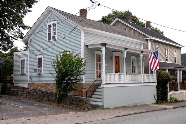 15 Young St in Newport, RI - Foto de edificio - Building Photo