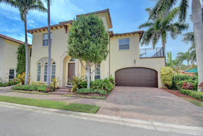 81 Via Poinciana St in Boca Raton, FL - Foto de edificio - Building Photo