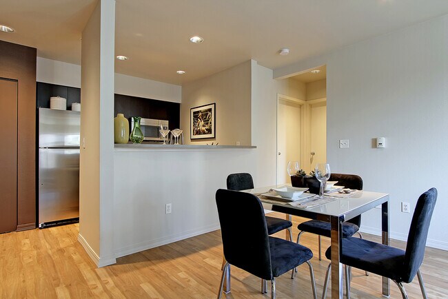 z-053025-Madison Crossing in Seattle, WA - Building Photo - Building Photo