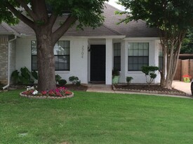 2704 Newkirk Ct in Euless, TX - Building Photo