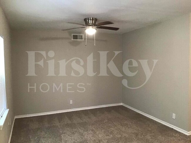 4123 Vanette Ln in Dallas, TX - Building Photo - Building Photo