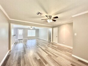 5818 Birchmont Dr in Houston, TX - Building Photo - Building Photo