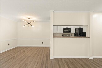 523 Warm Springs Cir in Roswell, GA - Building Photo - Building Photo