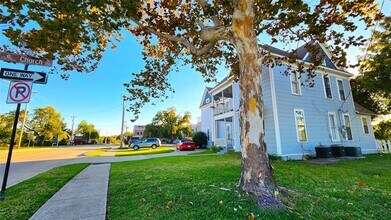 145 N Kealy Ave in Lewisville, TX - Building Photo - Building Photo