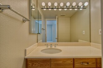 14101 Dickens St in Sherman Oaks, CA - Building Photo - Building Photo