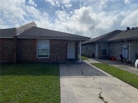 9016 Amour Dr in Chalmette, LA - Building Photo