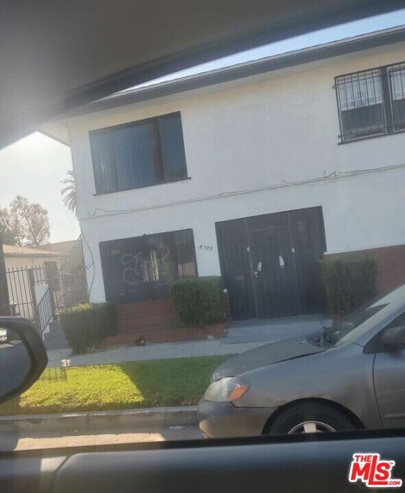 859 E 87th Pl in Los Angeles, CA - Building Photo