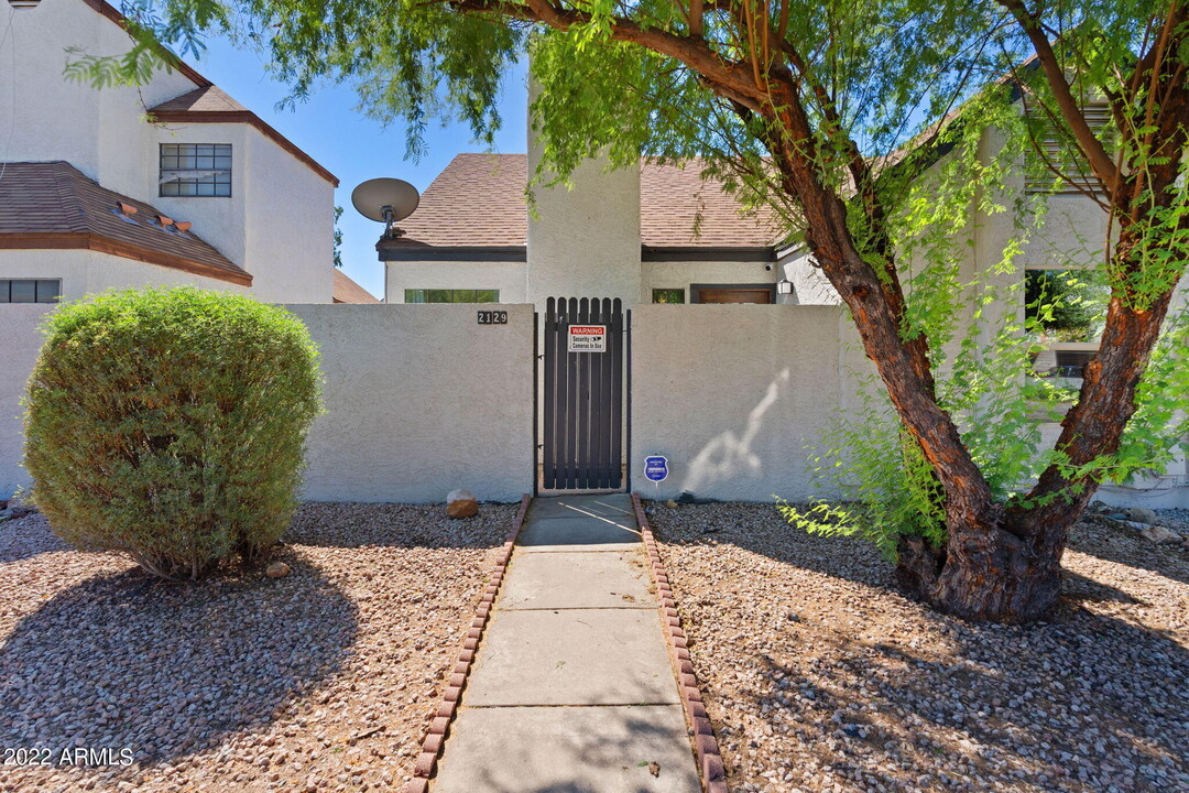 2129 W Rose Garden Ln in Phoenix, AZ - Building Photo