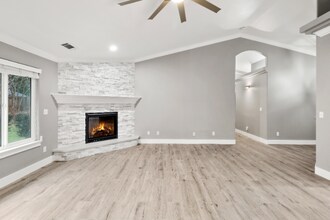 3451 Woodbury Dr in Redding, CA - Foto de edificio - Building Photo