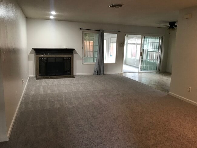 1560 McDermott Dr in Tracy, CA - Foto de edificio - Building Photo