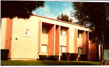 Astoria Gardens in Sylmar, CA - Foto de edificio - Building Photo