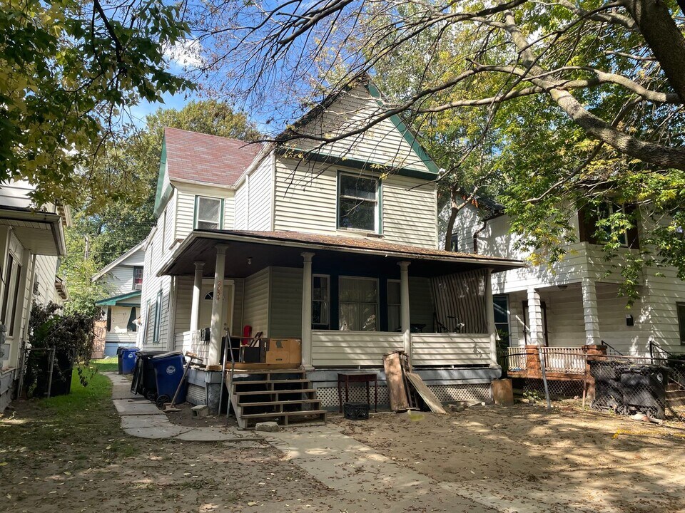 2054 W 83rd St in Cleveland, OH - Foto de edificio