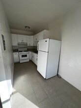1740 Winona Blvd, Unit 106 in Los Angeles, CA - Building Photo - Building Photo