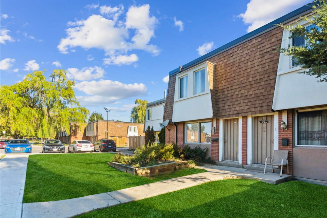 Bloor and Havenwood Townhomes in Mississauga, ON - Building Photo